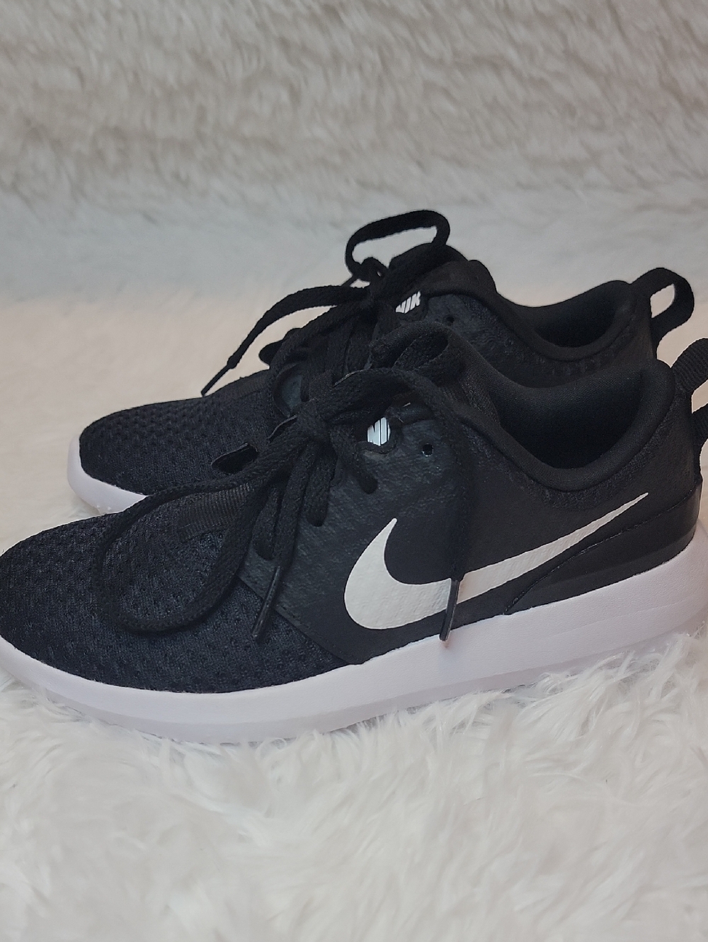Kids Nike Roshe Black and White Golf Shoe. Size 1Y. NWOT